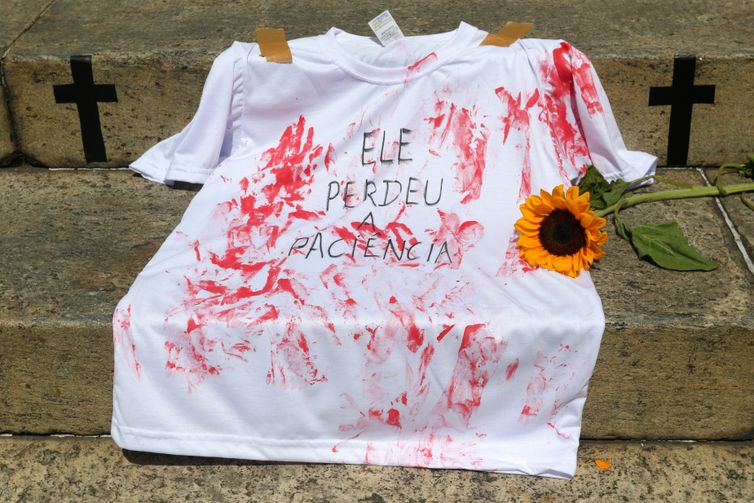 Mulheres vão às ruas em todo país para protestar contra o feminicídio