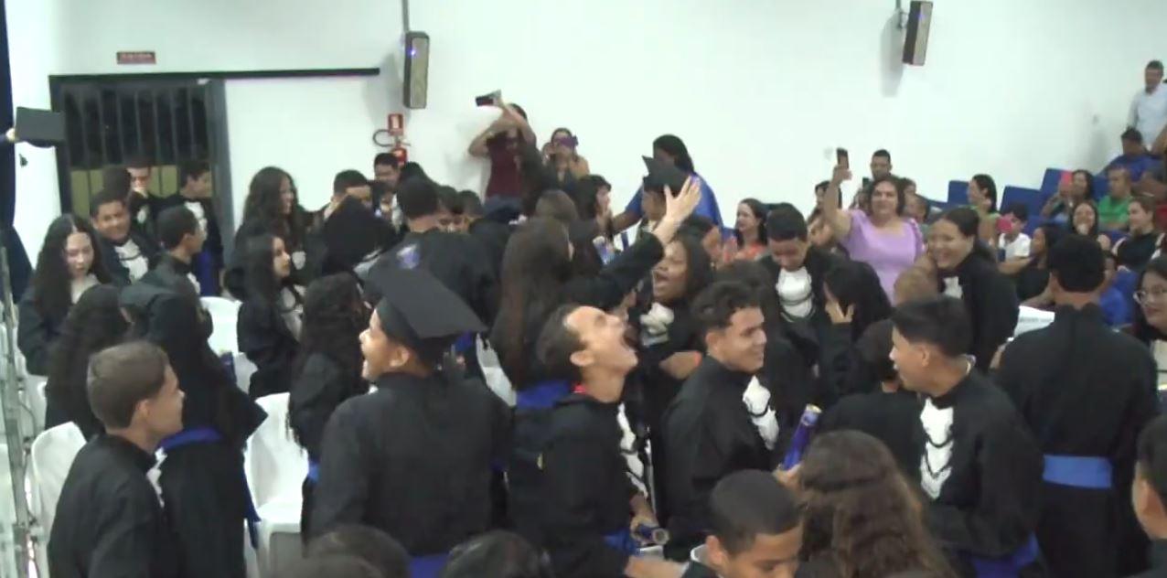 Noite histórica: formatura do 9º ano celebra conquistas da primeira turma no novo anfiteatro da ECIM
