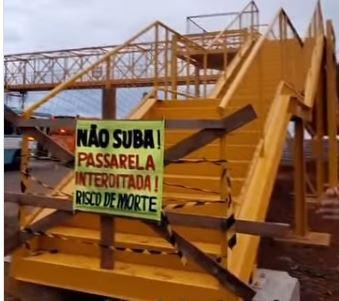 Passarela da BR-040 é montada em Valparaíso após quatro meses, mas segue interditada pela demora da Prefeitura