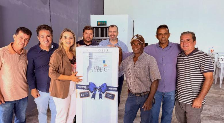 Prefeita de Buriti de Goiás entrega 20 geladeiras a famílias em ação social com a Equatorial