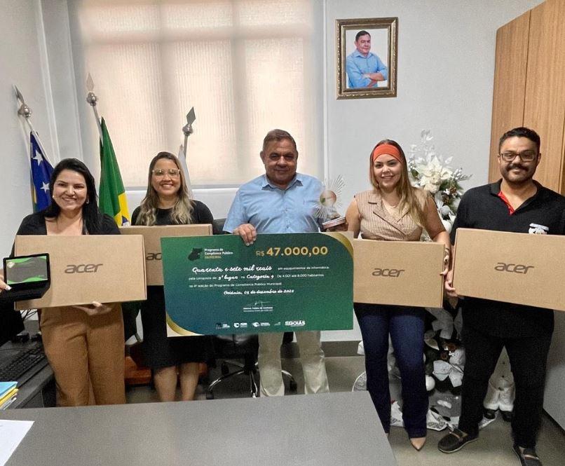 Santa Bárbara de Goiás recebe prêmio estadual por excelência em gestão pública
