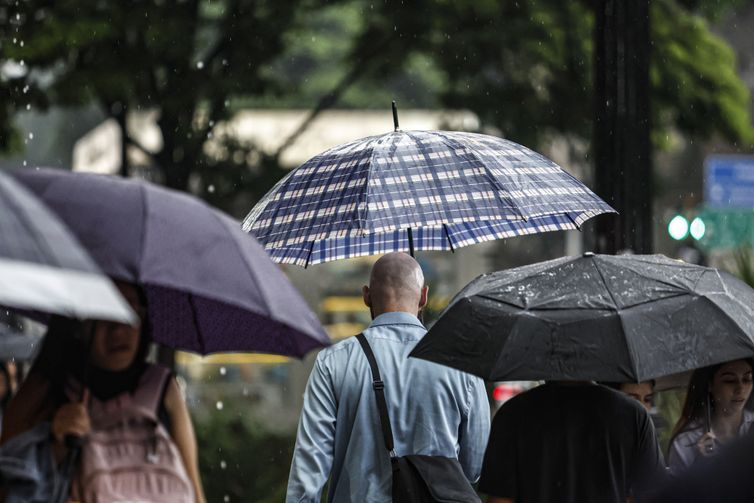 Tempestade deixa 129 mil clientes sem luz na grande São Paulo