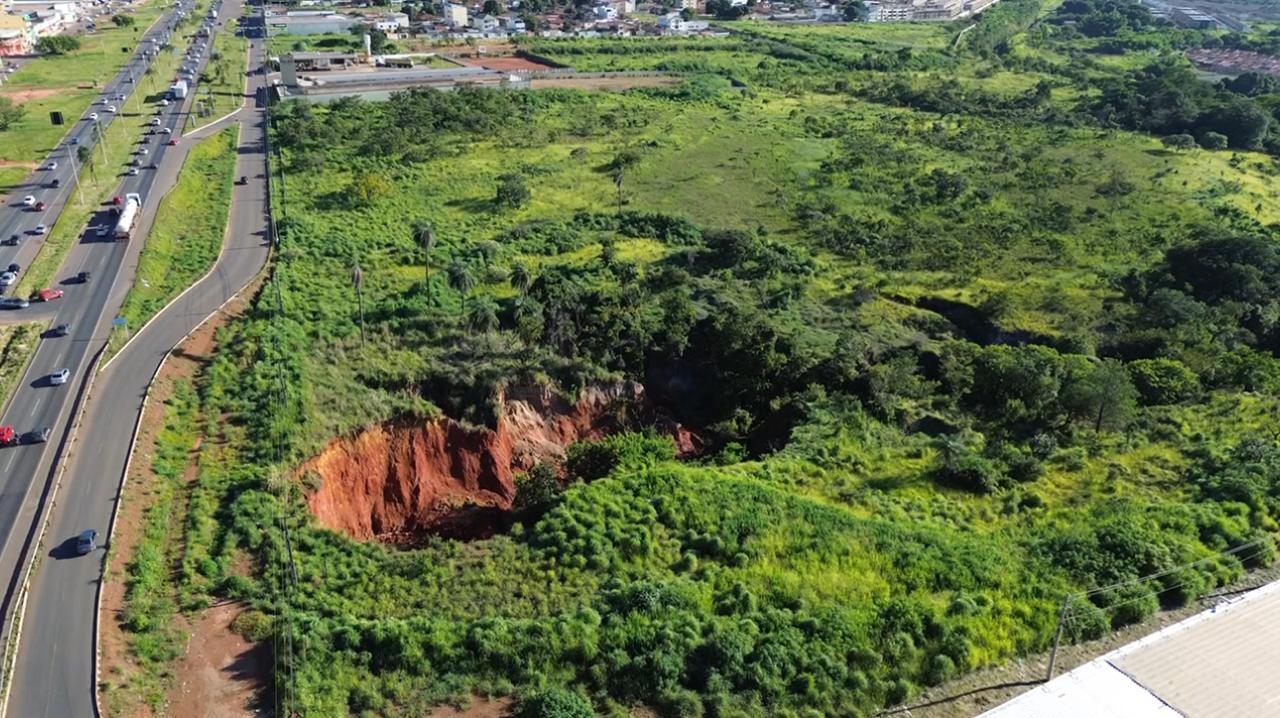 UnB e Prefeitura de Valparaíso formalizam acordo para pesquisas na voçoroca da BR-040