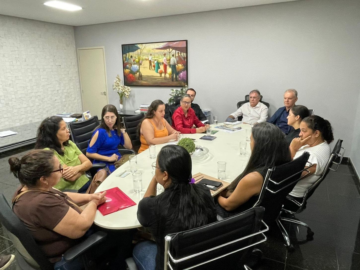 Vereadora Kátia leva mães ao TCM e cobra respostas duras sobre fechamento de CMEIs em Goiânia