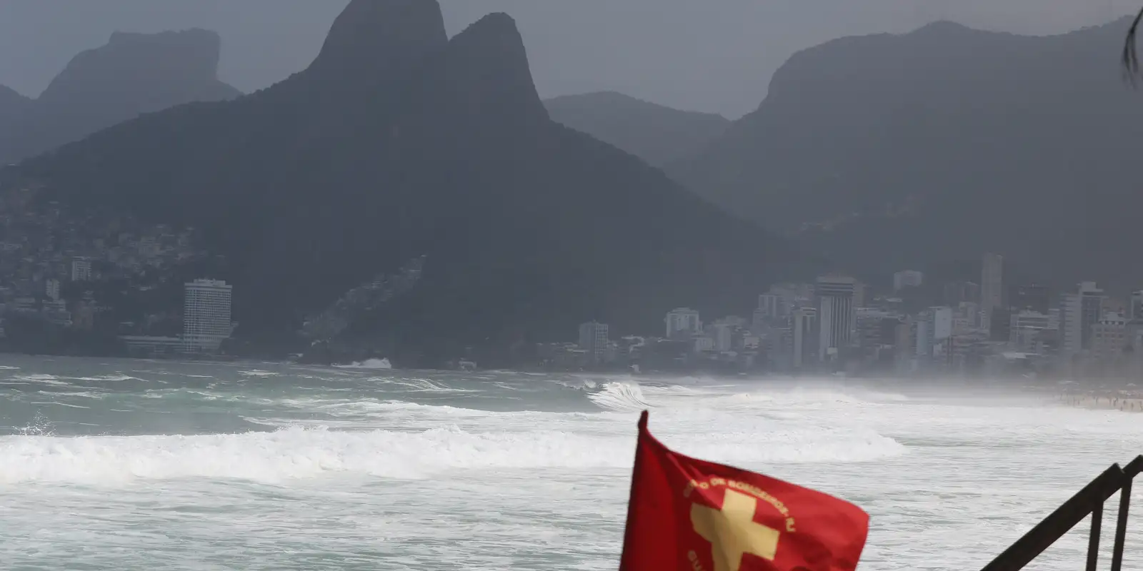 Chuva forte atinge o Rio de janeiro desde a noite desta segunda-feira