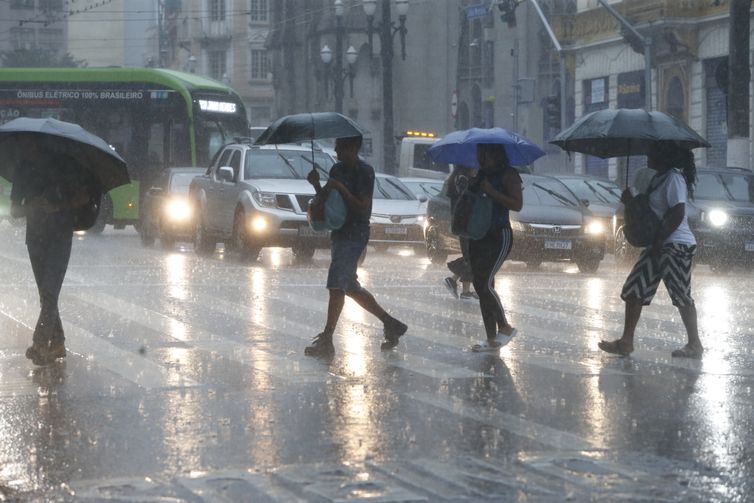 Chuvas fortes causam novas enchentes na Grande São Paulo