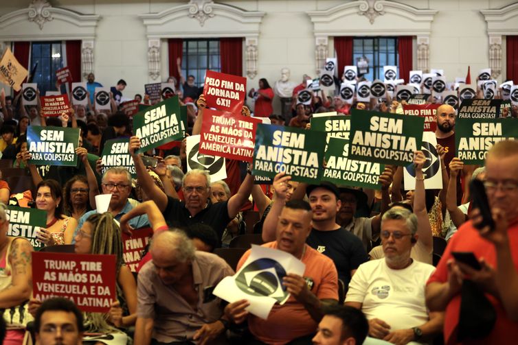 Em ato em SP, manifesto celebra democracia contra atos de 8 de janeiro