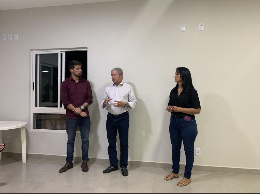 Foto á esquerda pre-candidto Marcus Vinicius no centro vereador Plácido Cunha, e a direita moradora .