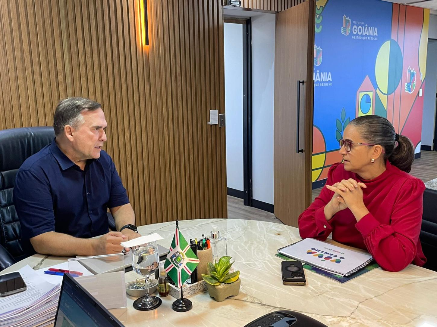 Vereadora Kátia apresenta ao prefeito Sandro Mabel propostas para requalificação da Rua do Lazer e do Centro