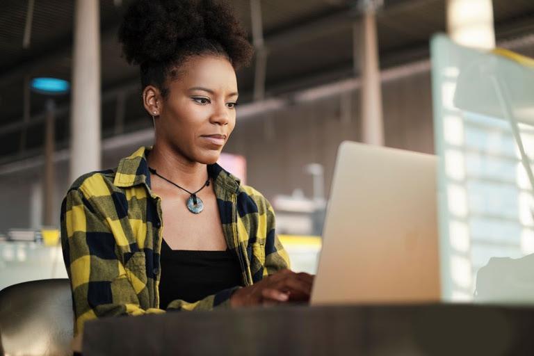 Mulheres ocupam 39,9% dos vínculos empregatícios em estabelecimentos com 100 ou mais empregados em Goiás