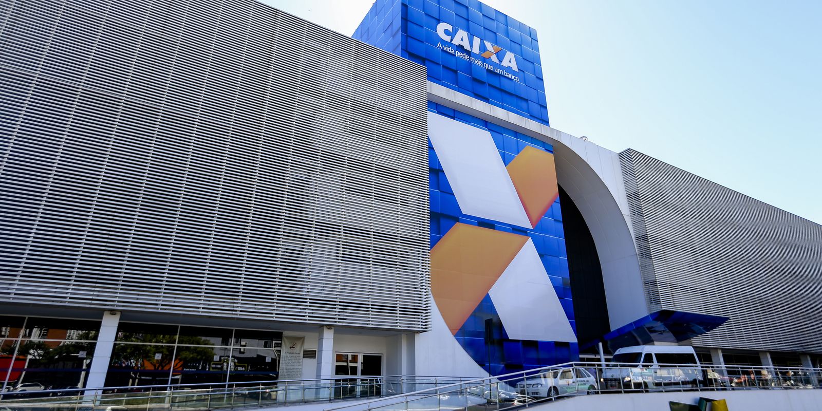 Caixa e BB liberam abono salarial para nascidos em maio e junho
