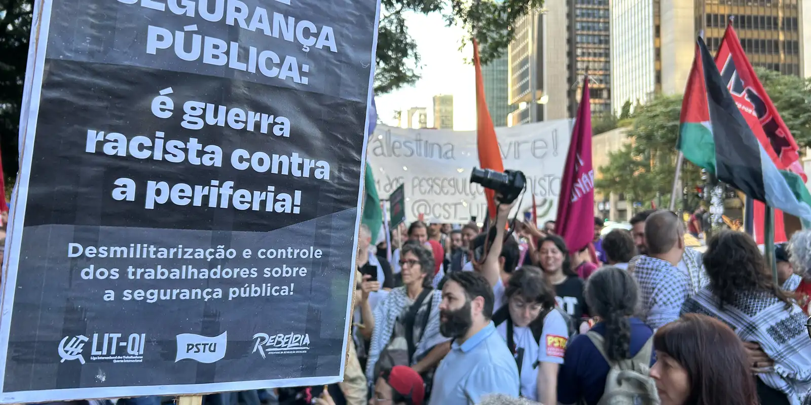 Cordão da Mentira faz ato na Paulista para lembrar Crimes de Maio 