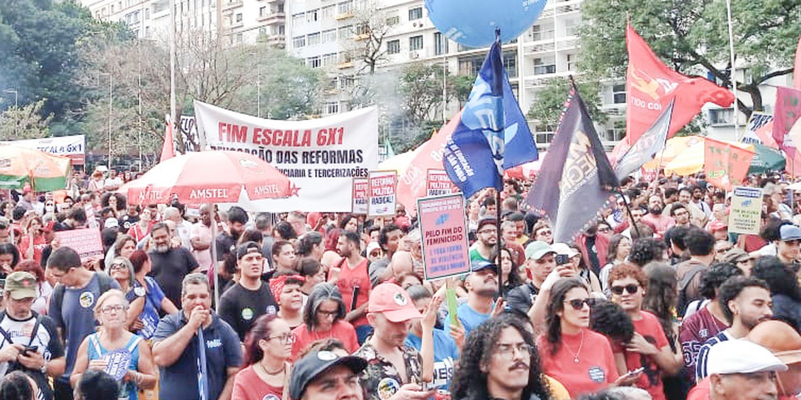 Manifestação em SP pede fim da escala 6x1 e ações contra o feminicídio