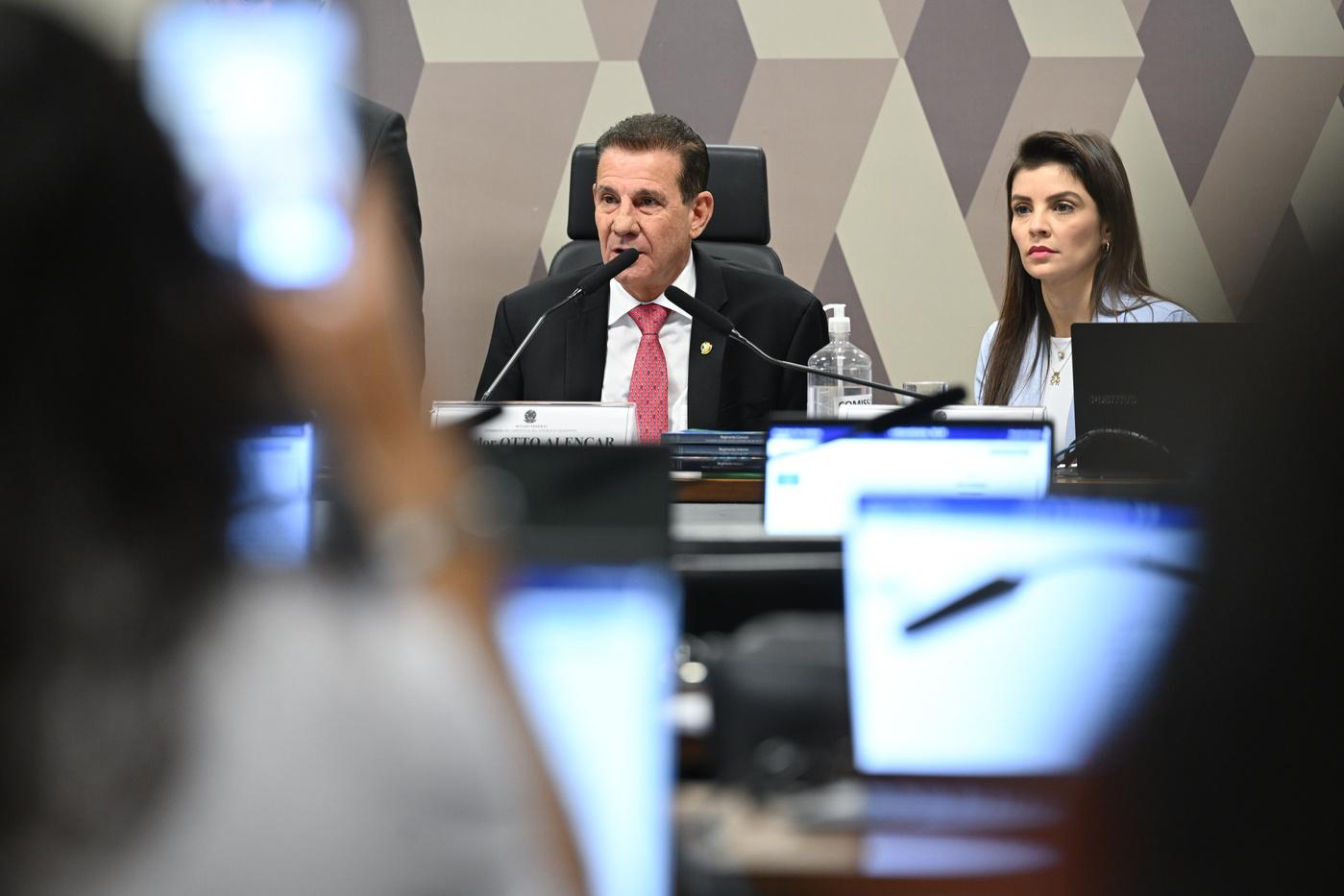 6×1: Centrão e oposição querem aproveitar falta de decisão para mudar CLT