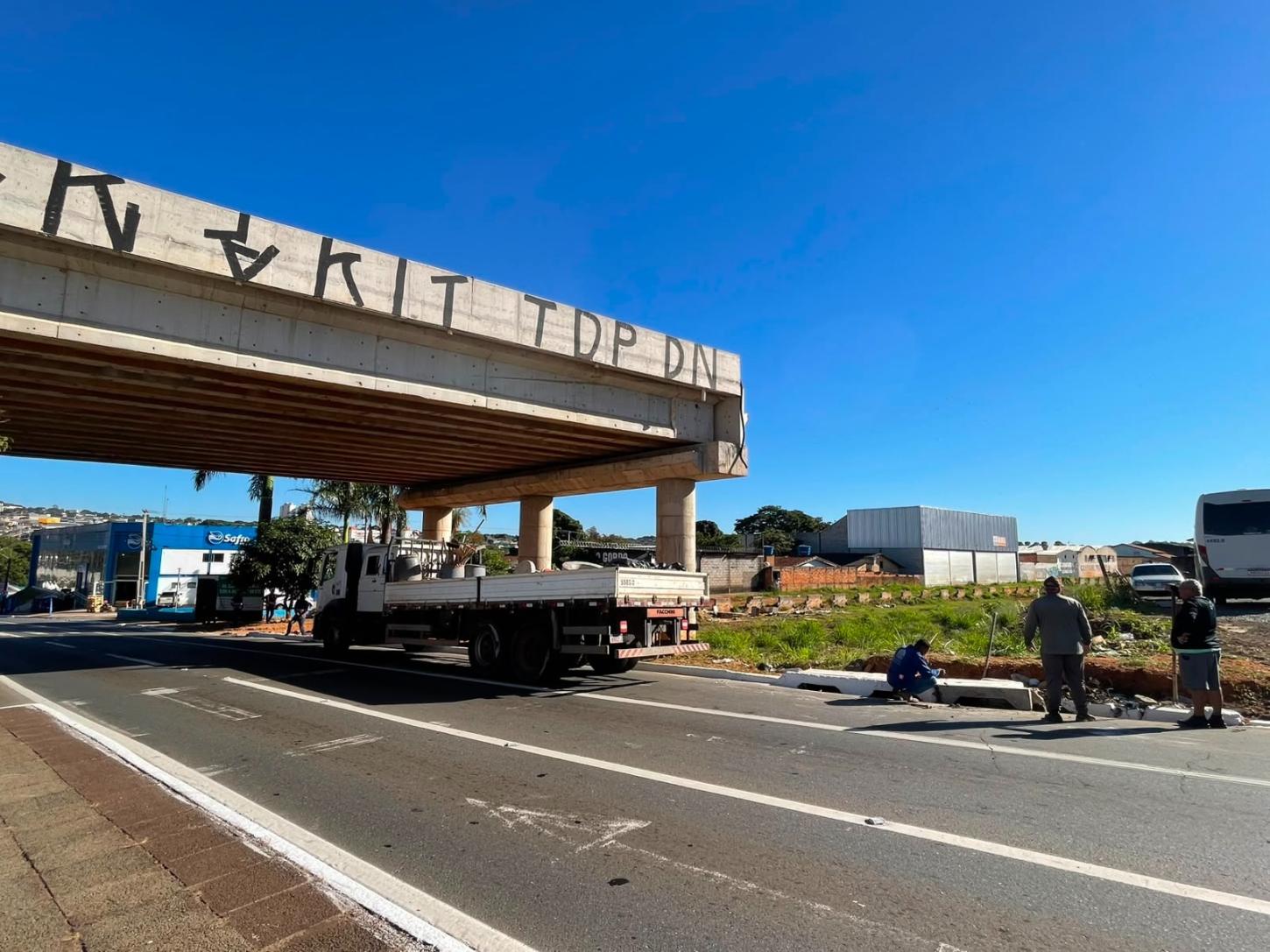 Após consulta à população, Prefeitura inicia readequação viária na Avenida Castelo Branco com entrega prevista para 60 dias