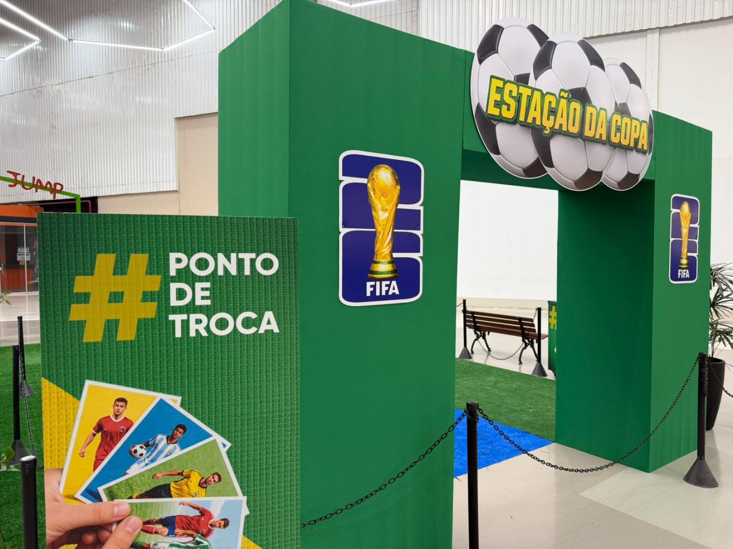 Figurinhas raras, incluindo versões 'ouro', movimentam encontro de colecionadores em Goiânia