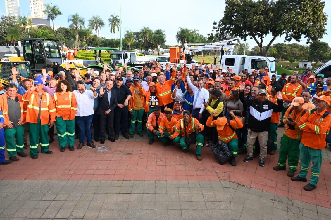 Prefeito Sandro Mabel apresenta nova frota da Comurg com 167 equipamentos