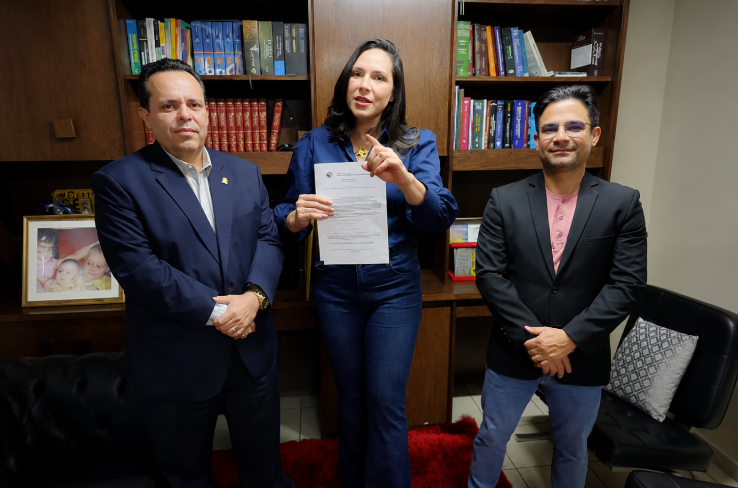 Ex-prefeita de São João d'Aliança, Débora Domingues recebe certidão do TCM-GO com aprovação dos oito anos de gestão e fortalece pré-candidatura à Alego