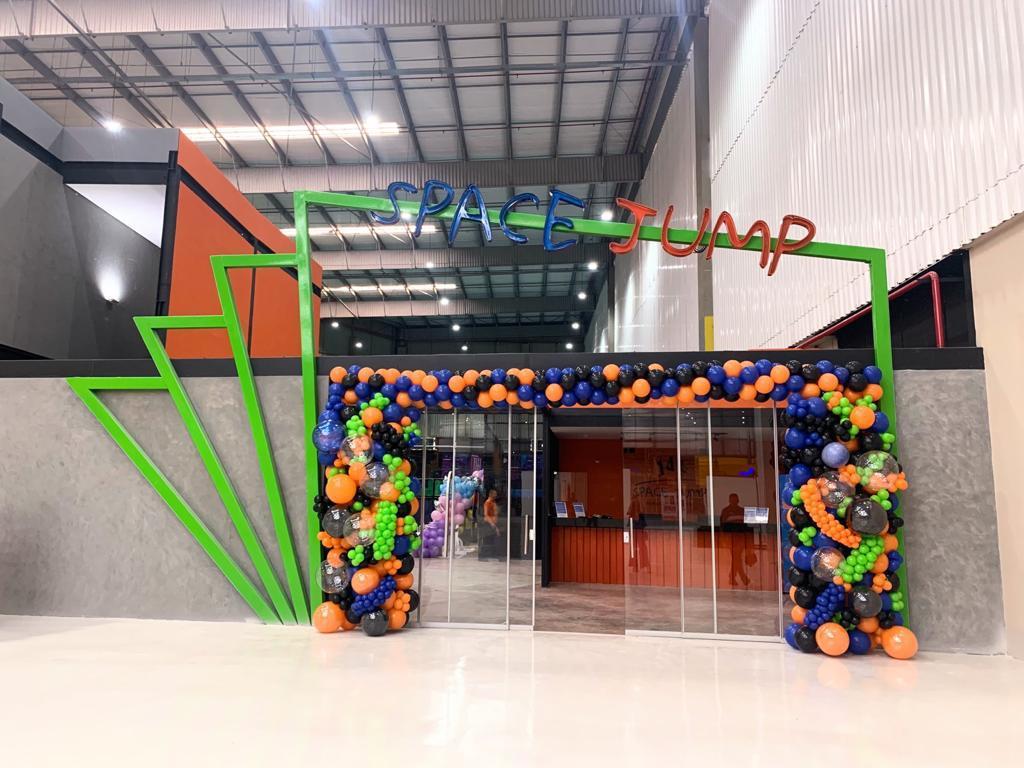 Maior parque de trampolins do Centro-Oeste promove programação especial de férias em Goiânia, neste sábado