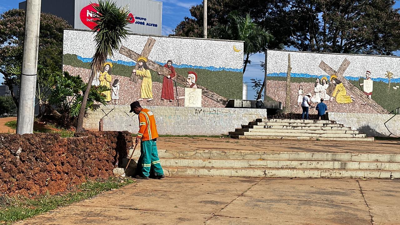 Prefeitura intensifica limpeza e manutenção na Rodovia dos Romeiros durante a Romaria do Divino Pai Eterno