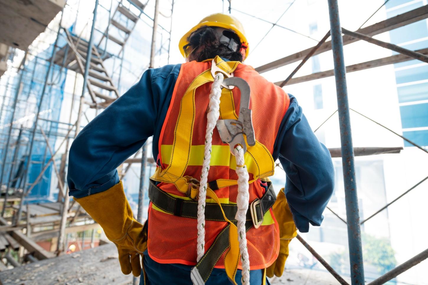 Falta de EPIs aumenta risco de acidentes em pequenas obras e reformas