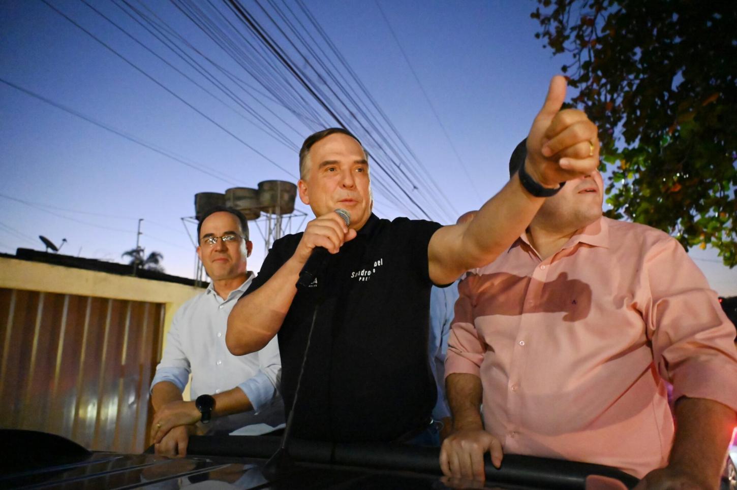 Prefeito Sandro Mabel entrega novo asfalto em 86 ruas da Região Central