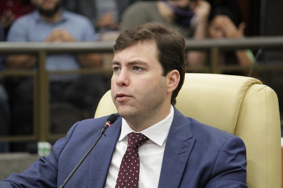 Proibição de descontos indevidos em salários de servidores avança na Câmara de Goiânia