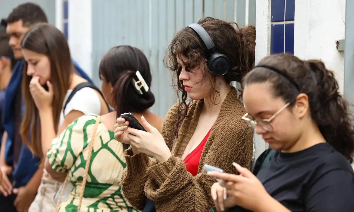 Mesmo com taxa geral baixa, jovens ainda são os que mais sofrem com o desemprego país