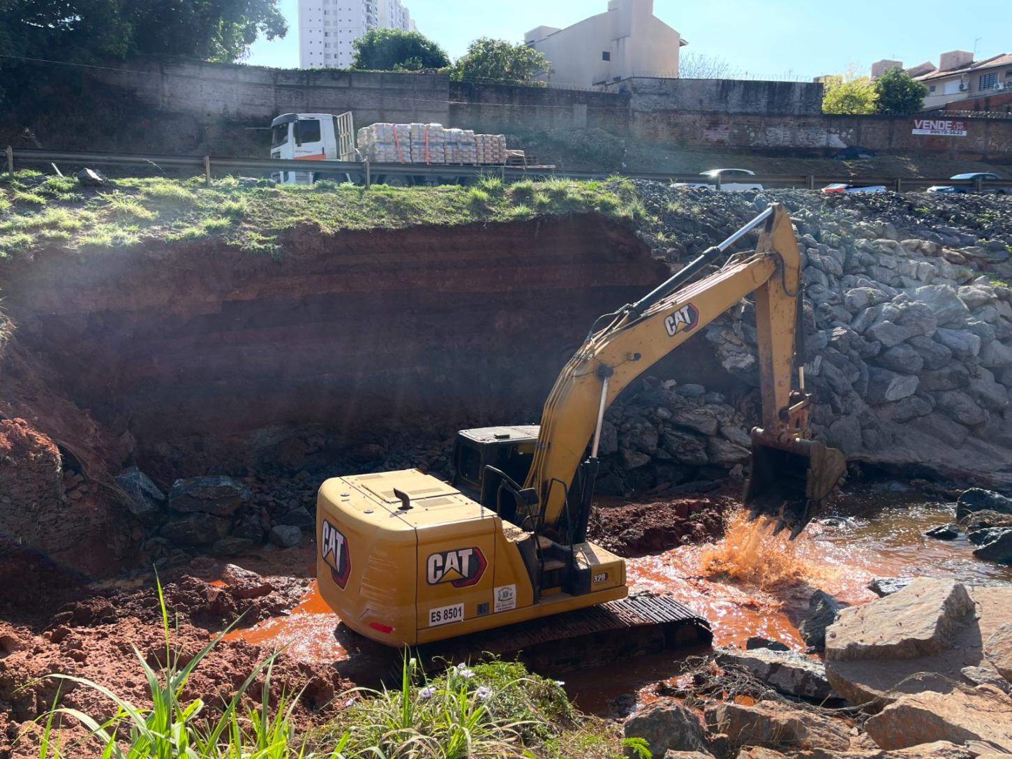 Prefeitura de Goiânia realiza obra para contenção de erosão na Marginal Botafogo