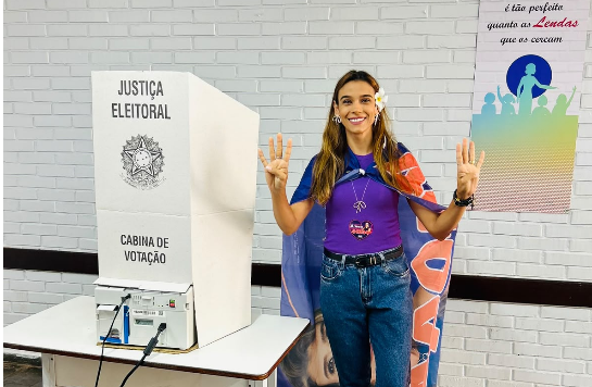 Ao lado da família, Arianne Cândido vota com fé e esperança no resultado das urnas