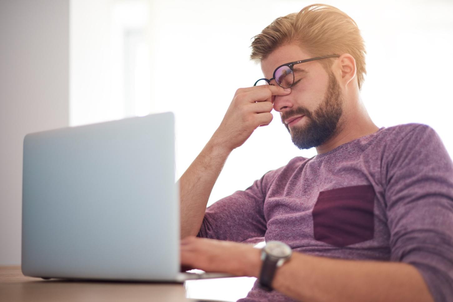 Fadiga ocular digital é um problema de ergonomia que pode afetar resultados no trabalho, diz especialista