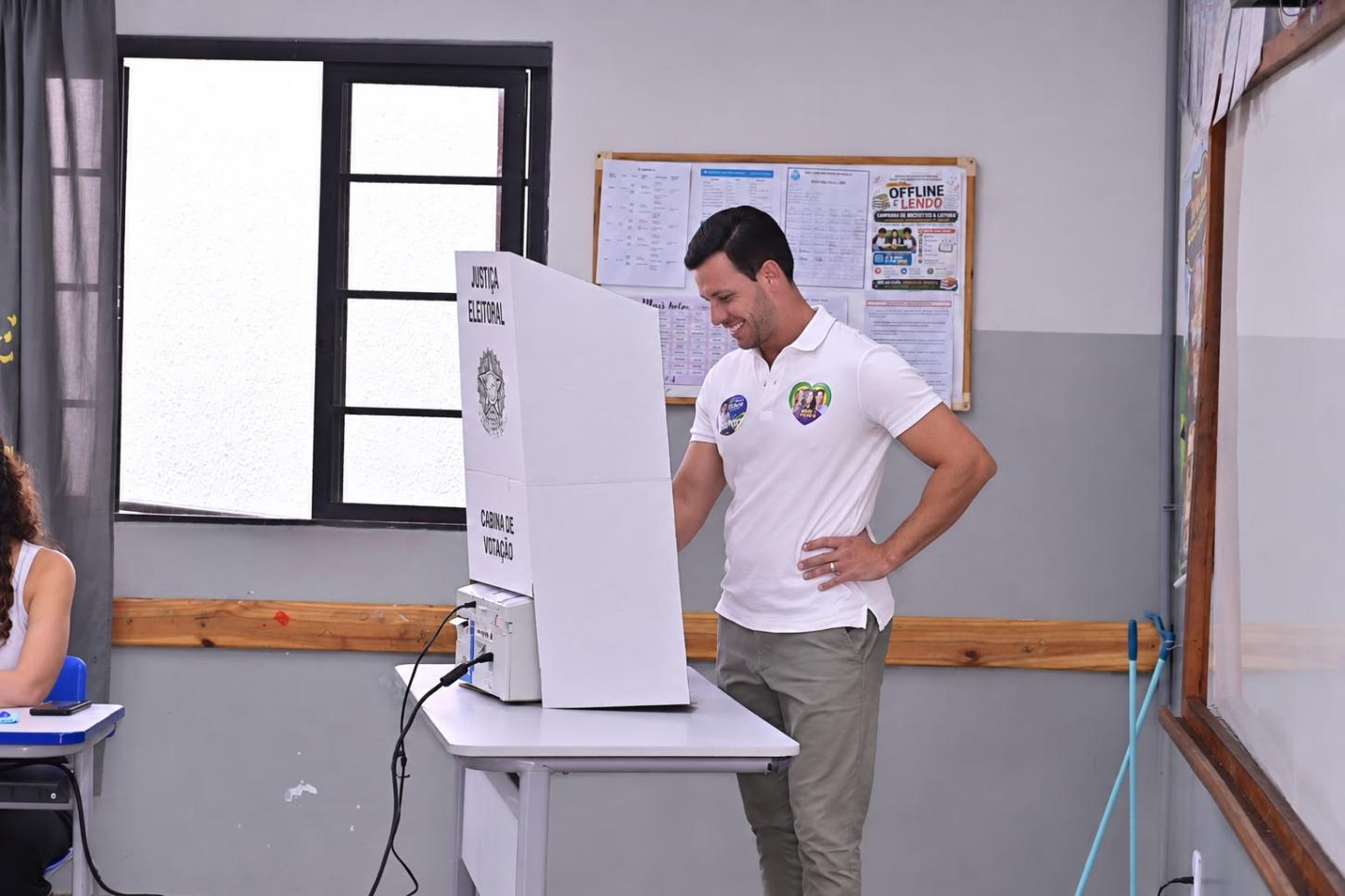 Felipe Mabel agradece apoiadores ao votar