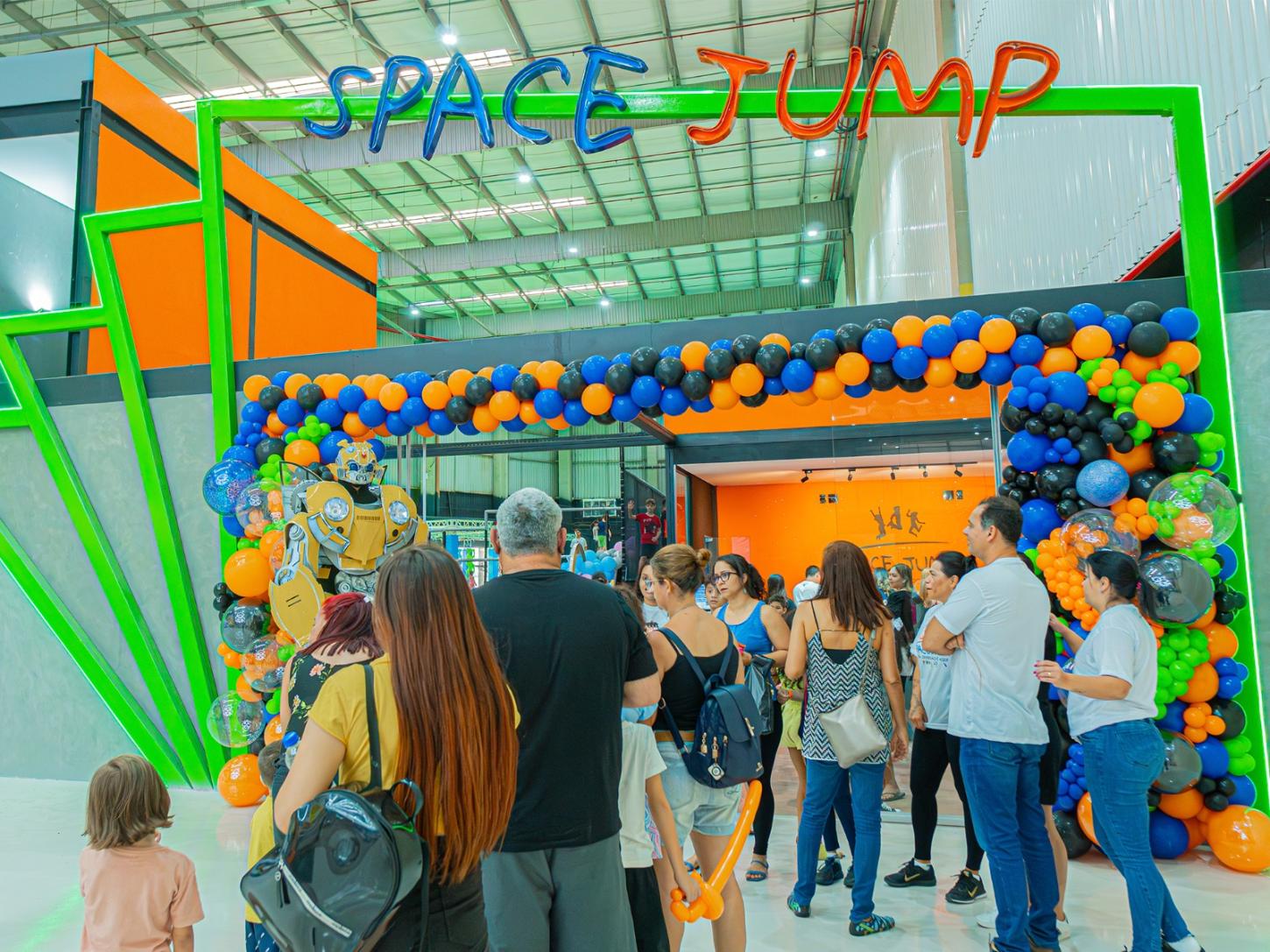 Maior parque de trampolins do Centro-Oeste prepara programação especial para as crianças, neste sábado