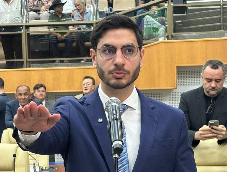 Michel Magul toma posse como vereador de Goiânia após perda de mandato de Aava Santiago