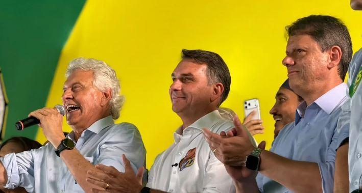 Ronaldo Caiado anuncia apoio a Flávio Bolsonaro no 2º turno