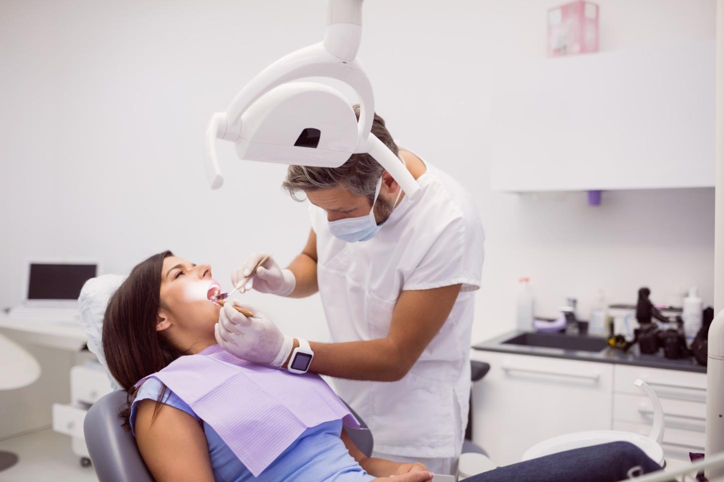 Saiba o que o dentista pode descobrir sobre a sua saúde geral
