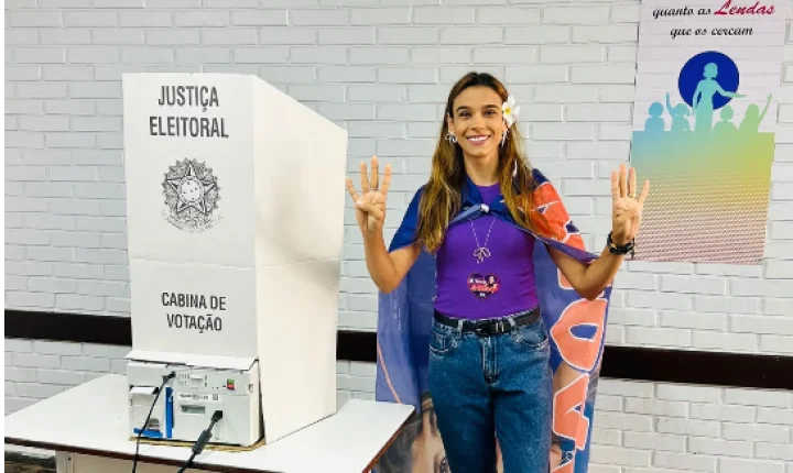 Ao lado da família, Arianne Cândido vota com fé e esperança no resultado das urnas