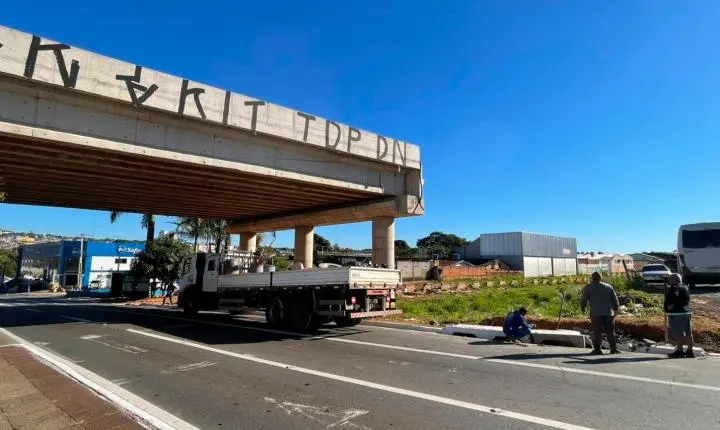 Após consulta à população, Prefeitura inicia readequação viária na Avenida Castelo Branco com entrega prevista para 60 dias
