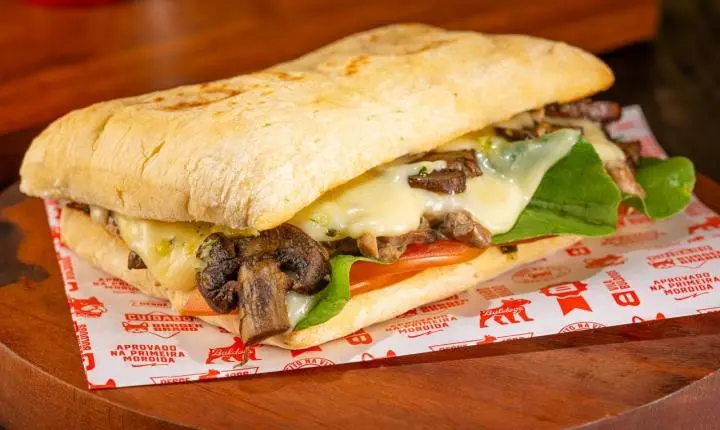 Com 40 anos de história, sanduicheria  Vila Buldogs abre sua terceira unidade no Jardim Goiás Mall