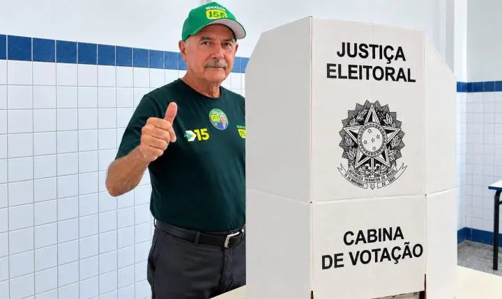 Dr. Zacharias Calil (MDB) vota no Jardim América confiante na vitória para Senador e na onda do voto útil