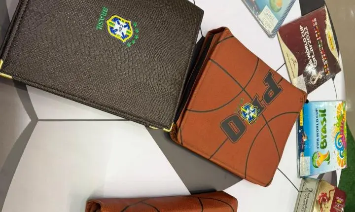 Em clima de Copa, shopping em Goiânia vira ponto de troca de figurinhas para torcedores e colecionadores