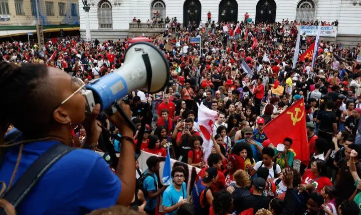 Estudantes fazem atos pelo país em apoio a Lula