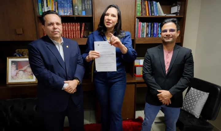 Ex-prefeita de São João d'Aliança, Débora Domingues recebe certidão do TCM-GO com aprovação dos oito anos de gestão e fortalece pré-candidatura à Alego