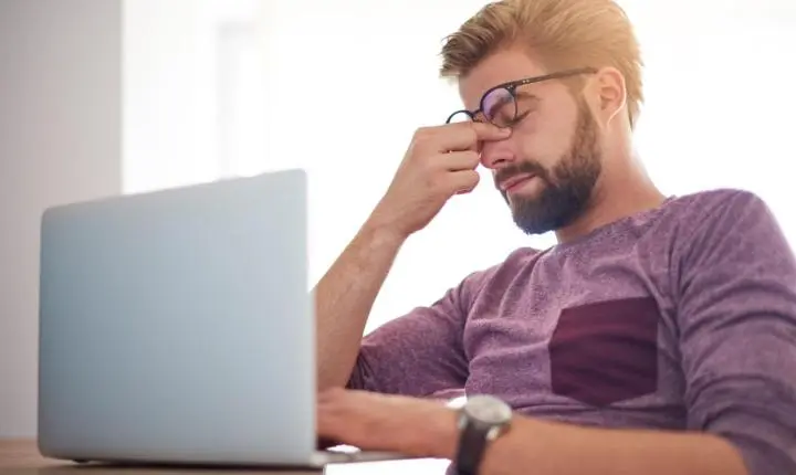 Fadiga ocular digital é um problema de ergonomia que pode afetar resultados no trabalho, diz especialista