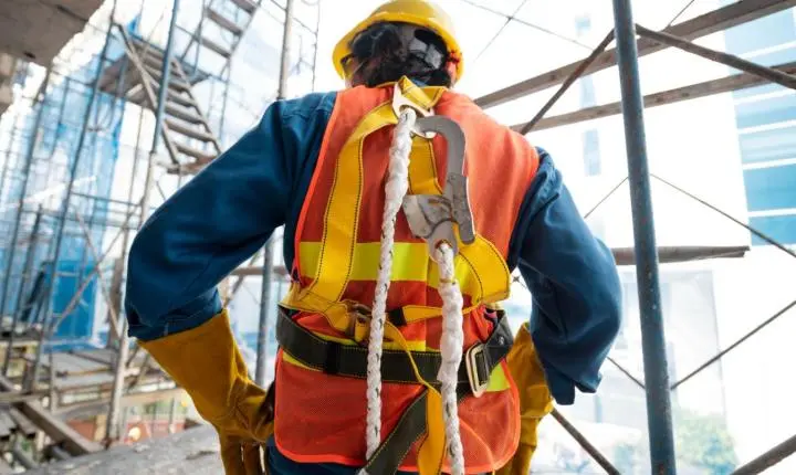 Falta de EPIs aumenta risco de acidentes em pequenas obras e reformas