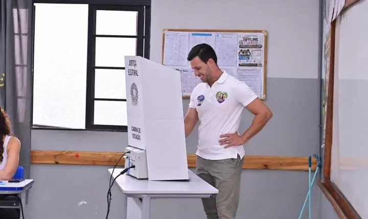 Felipe Mabel agradece apoiadores ao votar