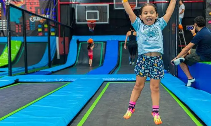 Maior parque de trampolins do Centro-Oeste prepara programação especial para as crianças, neste sábado