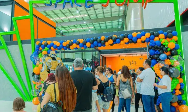 Maior parque de trampolins do Centro-Oeste prepara programação especial para as crianças, neste sábado