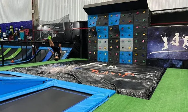 Maior parque de trampolins do Centro-Oeste promove programação especial de férias em Goiânia, neste sábado
