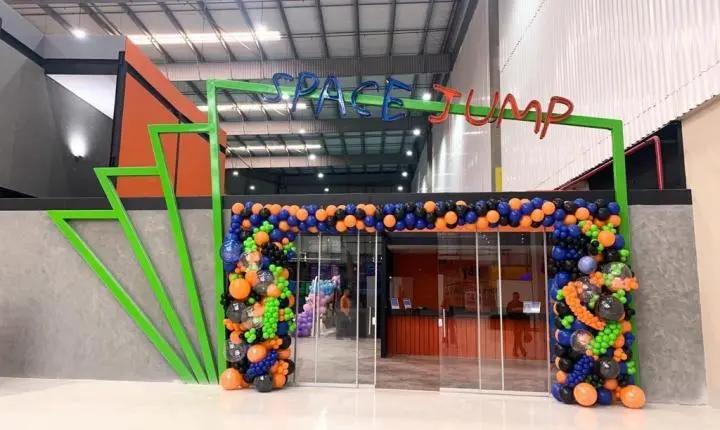 Maior parque de trampolins do Centro-Oeste promove programação especial de férias em Goiânia, neste sábado